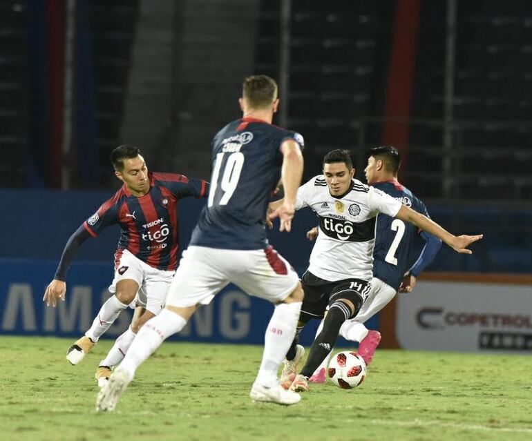 Hugo Fernández trata de crear una llegada ante la marca de tres cerristas.