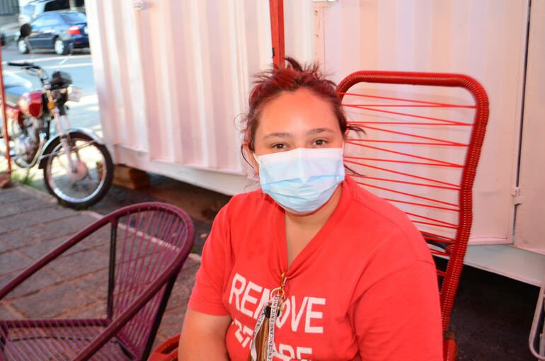 Gimena Benítez tiene a sus padres y hermana internados en el hospital de Villa Elisa, madre e hija están intubadas y el hombre se encuentra en estado grave.