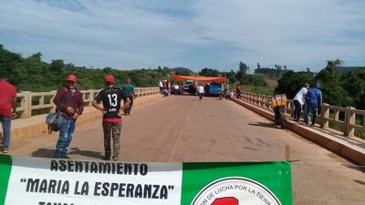 La zona de bloqueo de la Ruta Py 18 a la altura del Rio Tebicuary en el distrito de Tavai