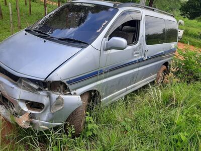 Camioneta robada en Sapucai y abandonada en un camino vecinal de Paraguarí