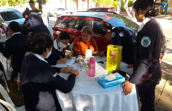 Los estudiantes de enfermería y obstetricia de la Universidad Nacional filial SantanÍ y trabajadores de blanco del hospital distrital en plena tarea de control de la presión arterial y glicemia.