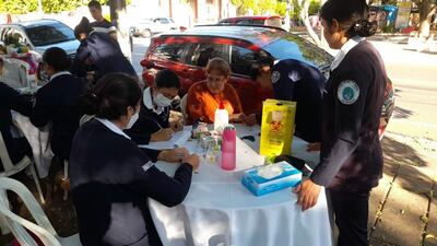 Los estudiantes de enfermería y obstetricia de la Universidad Nacional filial SantanÍ y trabajadores de blanco del hospital distrital en plena tarea de control de la presión arterial y glicemia.