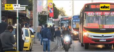 Las personas deben esperar más de 30 minutos todos los días para tomar un bus, que encima, llega repleto