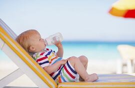 Los niños y niñas pequeños son más sensibles a las altas temperaturas, por eso es importante darles agua y jugos naturales. También vestirles con ropa ligera de algodón.