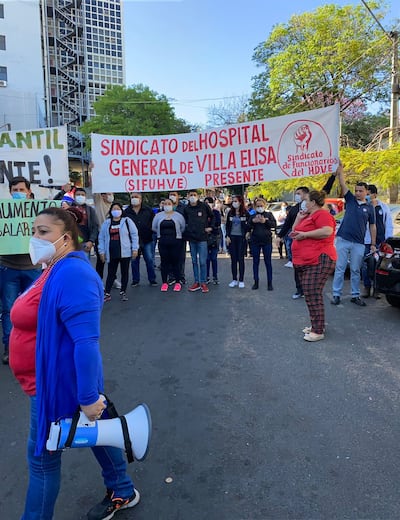 Manifestación del personal de blanco que exige aumento salarial del 50%