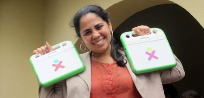 Carla Crosa Rivarola cuando trabajaba por la causa de Una computadora por niño en Caacupé.