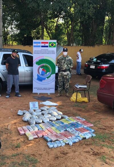 El brasileño Placido Caetano Magrin y la droga hallada en la base de la Policía.