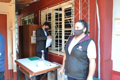 El concejal Alberto Báez (PLRA) presentó ayer la denuncia contra el jefe comunal en la Fiscalía de Hernandarias.