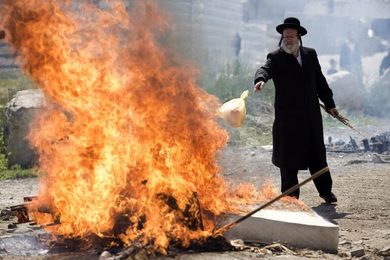 Uno de los elementos más salientes de esta festividad es la eliminación casi total de los productos con levadura, que muchos comercios gastronómicos y familias limpian con tiempo en la antesala del Pésaj, al punto de quitar hasta la última miga de pan de la casa.