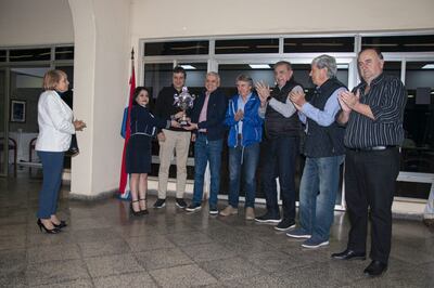 Allegados al stud El Legendario recibiendo la copa “Día de la Amistad” entregada por la gente de la Cruzada Mundial, en este caso la hija del fundador Dr. Artemio Bracho.