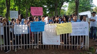 Estudiantes cerraron los portones del colegio Tacuary para exigir docentes especialistas que cubran varias materias.