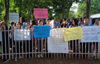 Estudiantes cerraron los portones del colegio Tacuary para exigir docentes especialistas que cubran varias materias.