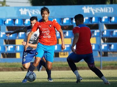 Alexis Duarte (c) gana la posición entre José Vedún (i) de Sol de América y Claudio Aquino (d) en el amistoso de Cerro Porteño en Villa Elisa.