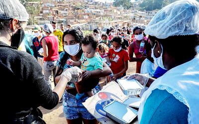 En una favela de São Paulo entregan alimentos para afrontar la crisis generada por la pandemia.