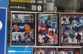 Una de las tantas galerías de supuestas bolsoneras, que están colocadas a la entrada de los diversos comercios en Asunción y otras ciudades del interior.