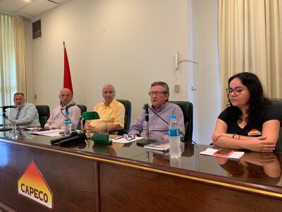 Dr. Eitel Krohn, Ing. Hugo Pastore; el presidente de Capeco, Ing. César Jure; el asesor agrícola de Capeco, Ing. Luis Cubilla; la Ing. María Luisa Ramirez, en rueda de prensa este lunes, en su local.
