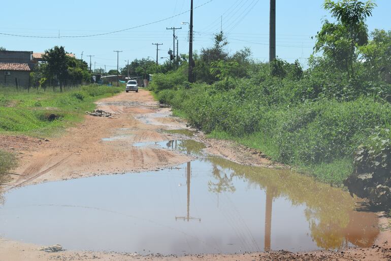 Intransitable es el camino a la escuela Capitán de Fragata Romualdo Núñez, en Limpio.