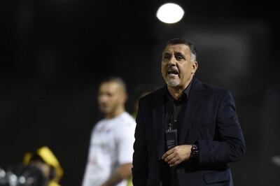 El entrenador en jefe de Nacional, Pedro Sarabia, gesticula durante el partido de ida de la etapa uno de la Copa Libertadores entre Sport Huancayo y Nacional, en el estadio de Huancayo, en Huancayo, Perú, el 7 de febrero de 2023.