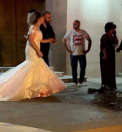 Imágenes de la novia, con el vestido cubirto de sangre luego de que su flamante esposo fuera asesinado frente a la Iglesia, en el estado de Sonora, México.