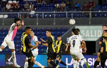Cabezazo de Carlos Adalberto Rolón (29 años) para marcar el gol de la victoria de Cerro Porteño contra Guaraní por 2-1, en el Defensores del Chaco.
