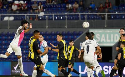 Cabezazo de Carlos Adalberto Rolón (29 años) para marcar el gol de la victoria de Cerro Porteño contra Guaraní por 2-1, en el Defensores del Chaco.