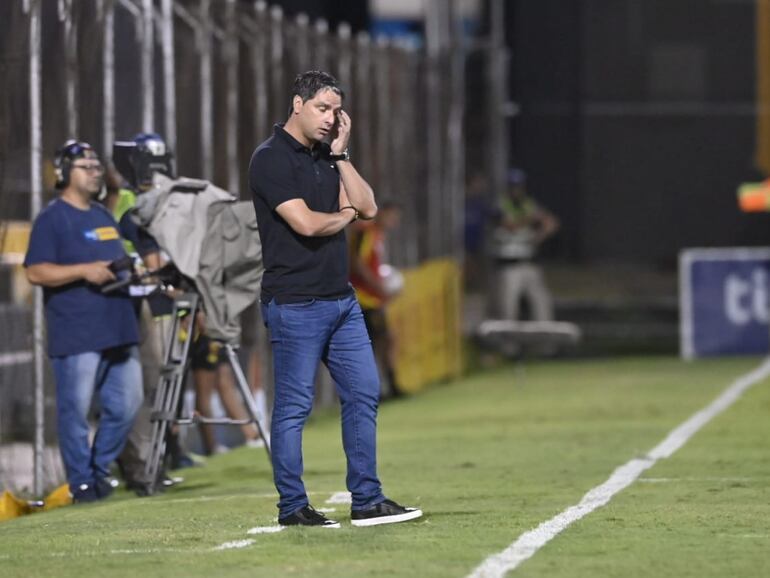 Rodrigo López, entrenador de Guaraní, durante el partido contra Guaireña por la novena fecha del torneo Apertura 2023 del fútbol paraguayo en el estadio Rogelio Silvino Livieres de la ciudad de Asunción.