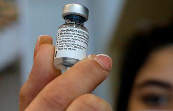 Israel podría iniciar vacunación en adolescentes tras aprobación.