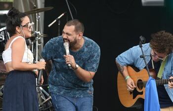 Nico Vera cantando junto a Purahéi Soul.