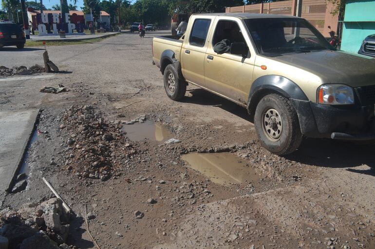 Reparan las desastrosas calles de Fuerte Olimpo.