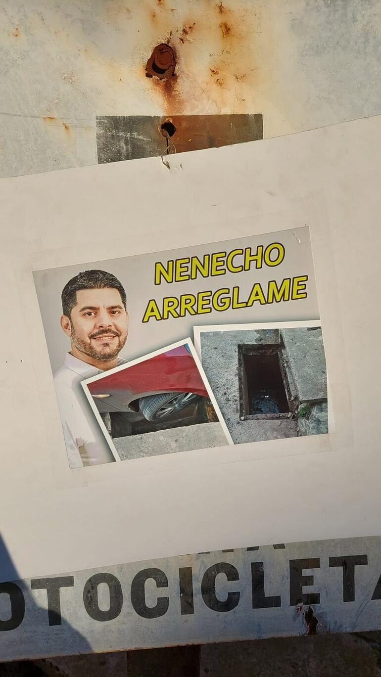 "Pedido" del sumidero, puesto por vecinos.