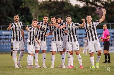 Libertad aplastó al rival de turno para instalarse en los cuartos de final.