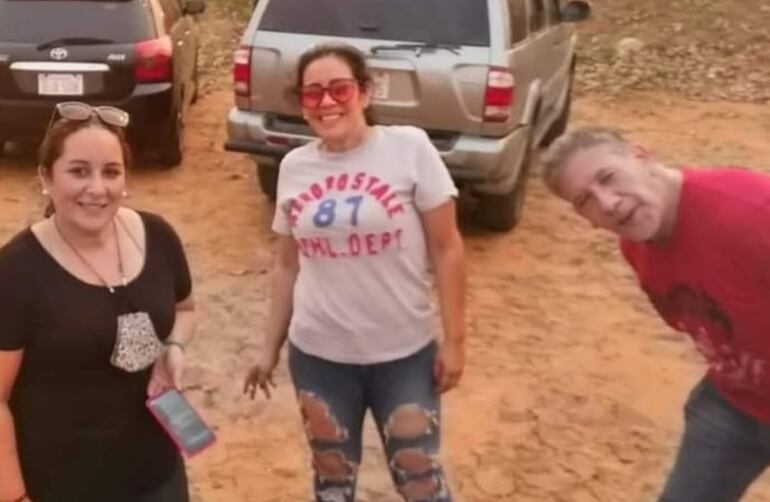 Vanessa Valdéz, Roxanna Assir Franco y Rolando Perdon Schembori, incansables voluntarios encargados de repartir insumos y alimentos.