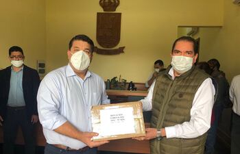 El empresario Norman Harrison (izq) y el gobernador de Concepciòn Èdgar Lòpez durante la entrega de los medicamentos.