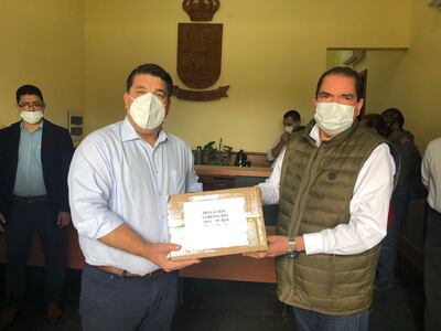 El empresario Norman Harrison (izq) y el gobernador de Concepciòn Èdgar Lòpez durante la entrega de los medicamentos.