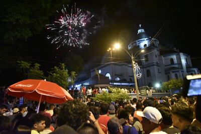 El momento del espectáculo con fuegos artificiales fue aprovechado por los malvivientes para asaltar al joven.
