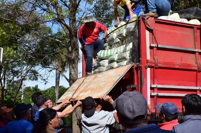 Entrega de kits de productos alimenticios
