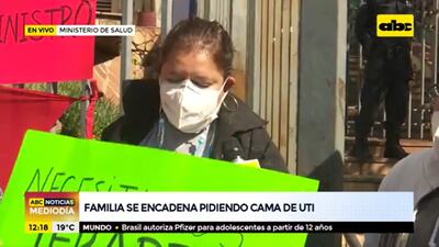 La mujer se encadena frente al MSP para exigir una cama en terapia para su tío.
