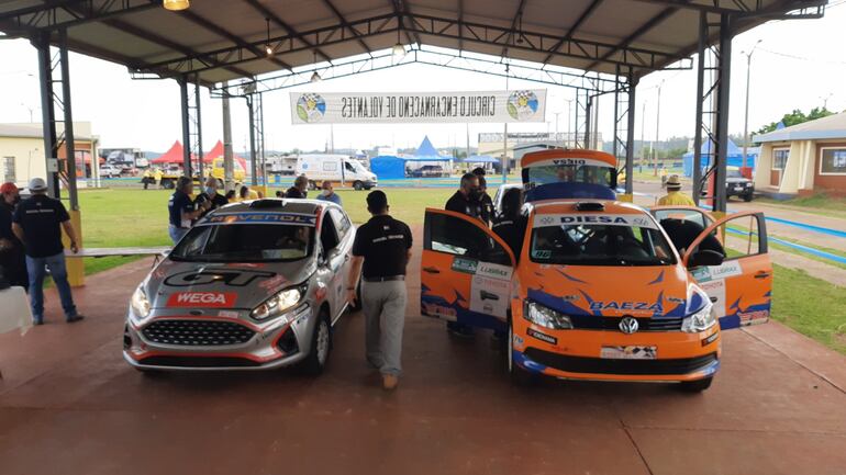 Los autos que competirán en el Rally Trans-Itapúa 2021 durante las verificaciones en el Parque Quiteria.