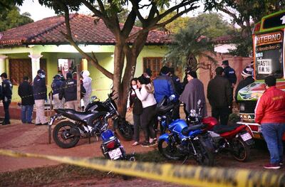 Vecinos y familiares llegan a la casa donde en horas de la madrugada del viernes se desencadenó la tragedia.