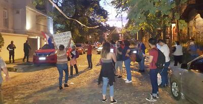 Dirigentes del sector universitario, secundario y campesino escracharon ayer al ministro de Hacienda,  Benigno López, frente a su residencia reclamando gratuidad en la educación.