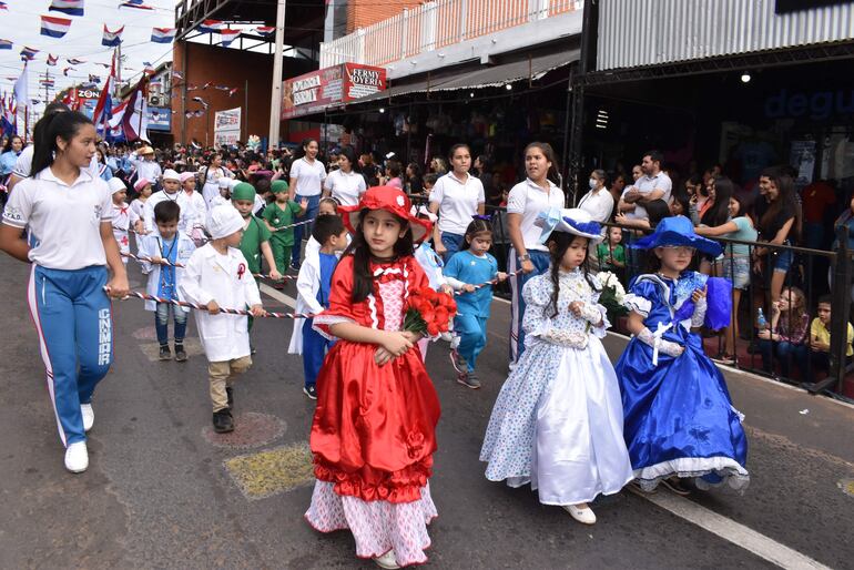 Alumnos del colegio Miguel Angel Rodríguez, durante el desfile en Ñemby