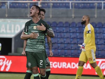 Luis Zárate, defensor de Olimpia, celebra el tanto contra Resistencia en el estadio Defensores del Chaco por la undécima fecha del torneo Apertura 2023 del fútbol paraguayo.
