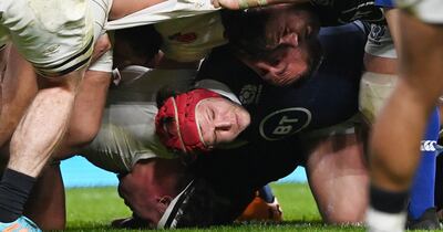 George Turner (gorra roja) de Escocia, en el scrum durante el partido de Rugby del torneo Seis Naciones ante Inglaterra.