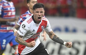 Enzo Fernández grita a todo pulmón su gol desde el punto penal para el empate de River.