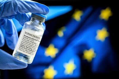 Una trabajadora sanitaria muestra una ampolla del medicamento Remdesivir, este viernes en el hospital universitario de Essen (Alemania).