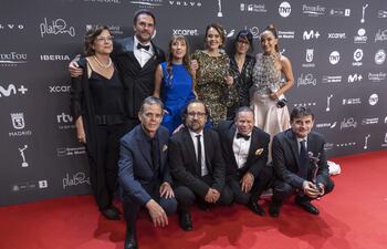 MADRID, 22/04/2023.- El equipo de la serie "Noticia de un secuestro" posan con los distintos galardones recibidos en la entrega de los Premios Platino, en su décima edición, celebrada este sábado en Madrid. EFE/Daniel González.