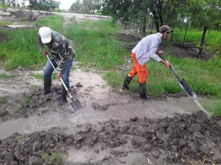 Personales de la municipalidad, realizan trabajos de limpieza de las cunetas, para permitir la circulacion de las aguas de lluvias.