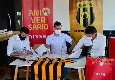 El acto de la firma del convenio con la presencia del goleador Fernando Fernández (centro).