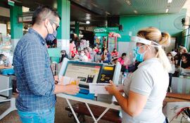 El TSJE viene desarrollando capacitaciones para el uso de las urnas electrónicas, como la realizada en la Terminal de Asunción.