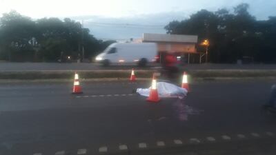 El ciclista fue arrollado por el camión de gran porte y murió en el acto a raíz de múltiples lesiones.